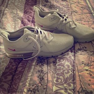 Women’s Nike Air Max Sequent 3. Fitsole. size 10